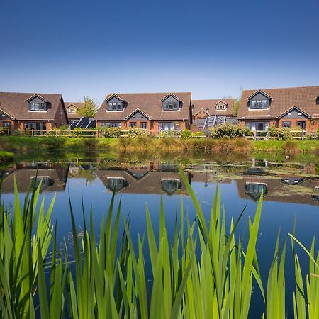 Rookley Country Park Hotel Exterior foto The new houses at the heart of the village