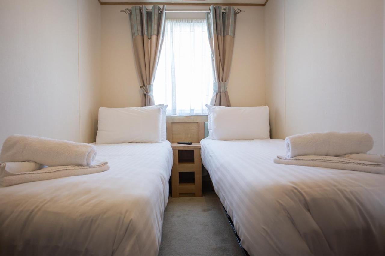 Rookley Country Park Hotel Exterior foto A room at a capsule hotel in Tokyo
