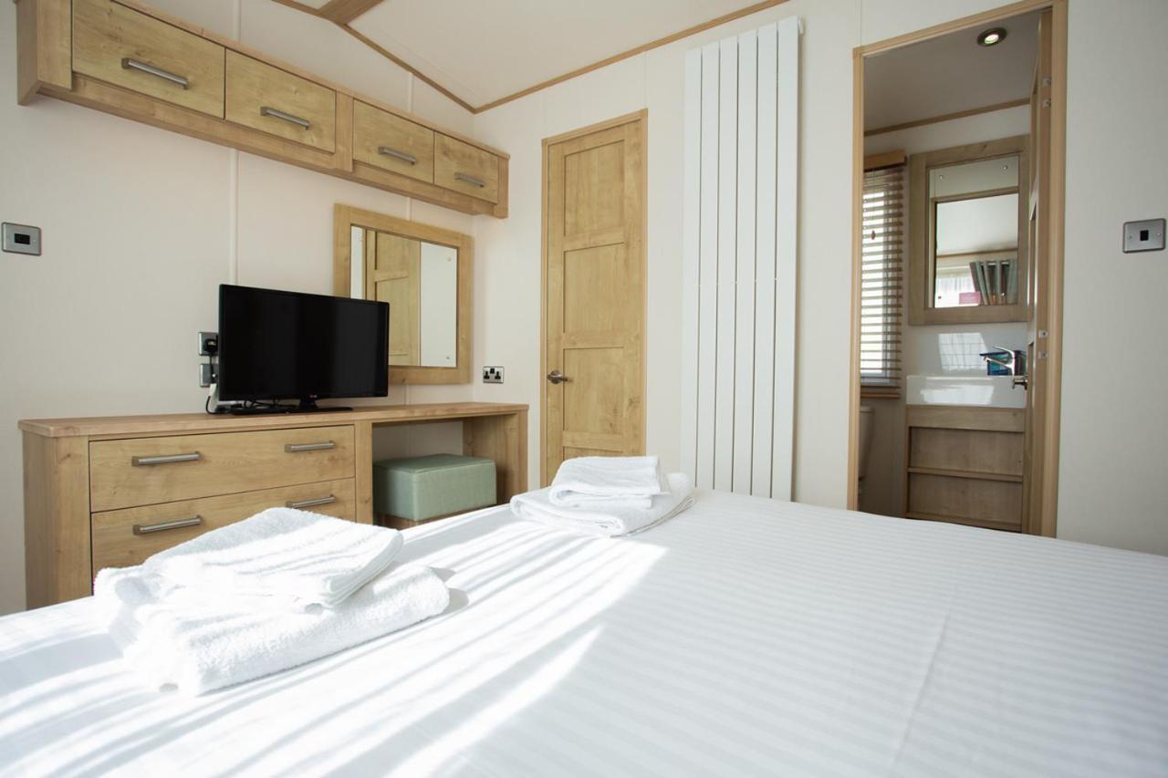 Rookley Country Park Hotel Exterior foto A bedroom in a static