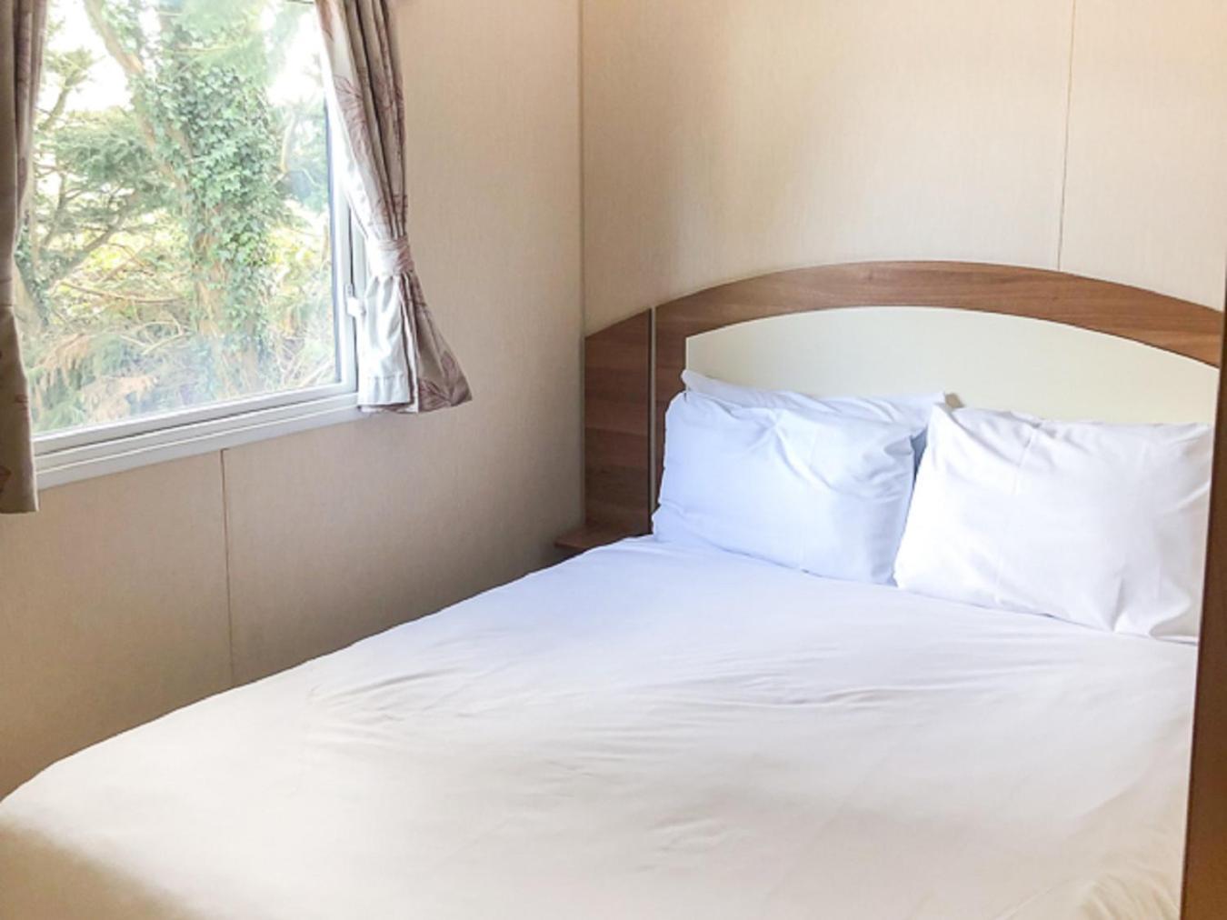 Rookley Country Park Hotel Cameră foto A double bed in a static