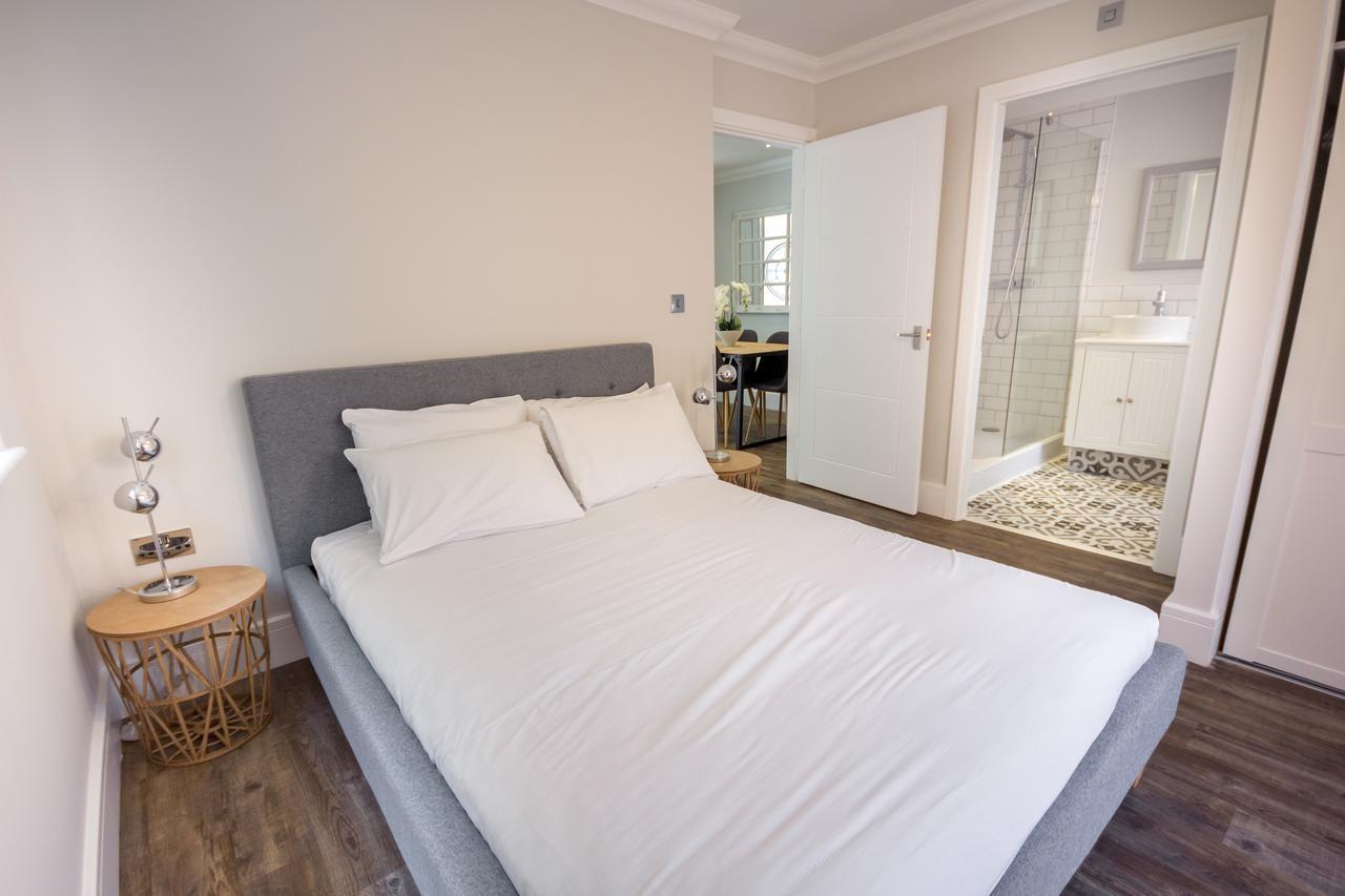 Rookley Country Park Hotel Exterior foto A bedroom in a serviced apartment in London