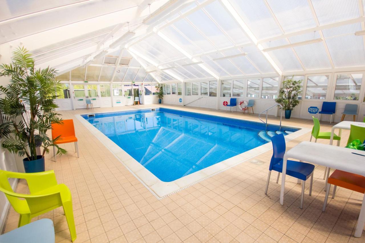 Rookley Country Park Hotel Exterior foto The swimming pool at the leisure centre
